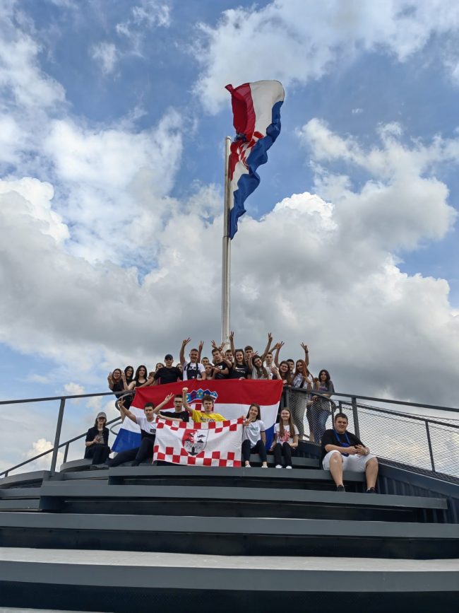 IMG-38cfdbf0a4f051239f3fd15e146a5456-V